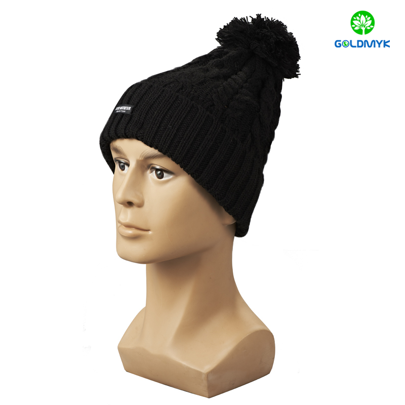 Black knitted hat with woven patch on cuff 袖口に織りパッチが付いた黒のニット帽