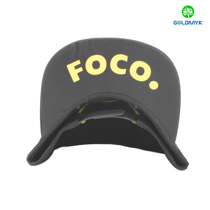 つばの下に3D刺繍とプリントを施したアクリルスナップバックキャップ